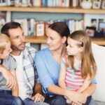 Família praticando comunicação eficaz em casa