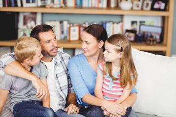 Família praticando comunicação eficaz em casa