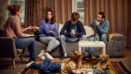 Uma família em momento de conversa.