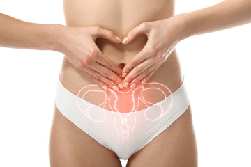 Imagem de uma mulher com as mãos sobre a barriga formando um coração.