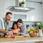 Familia na cozinha preparando alimentos